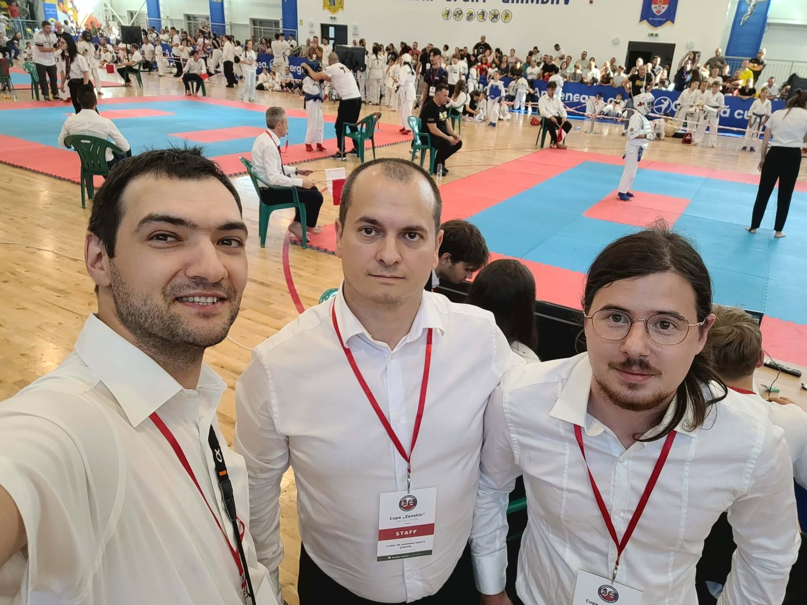 De la stânga la dreapta: Alex, Iulian și Tudor, echipa Kumite System, în sală la Cupa Zanshin ediția a III-a